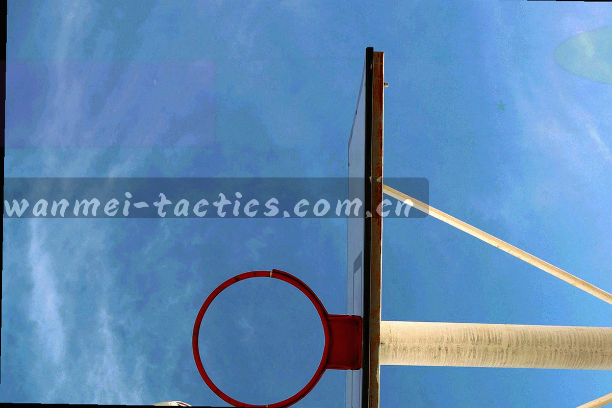笔记本与战术板并置的俯拍桌面，标注以线条而非文字呈现